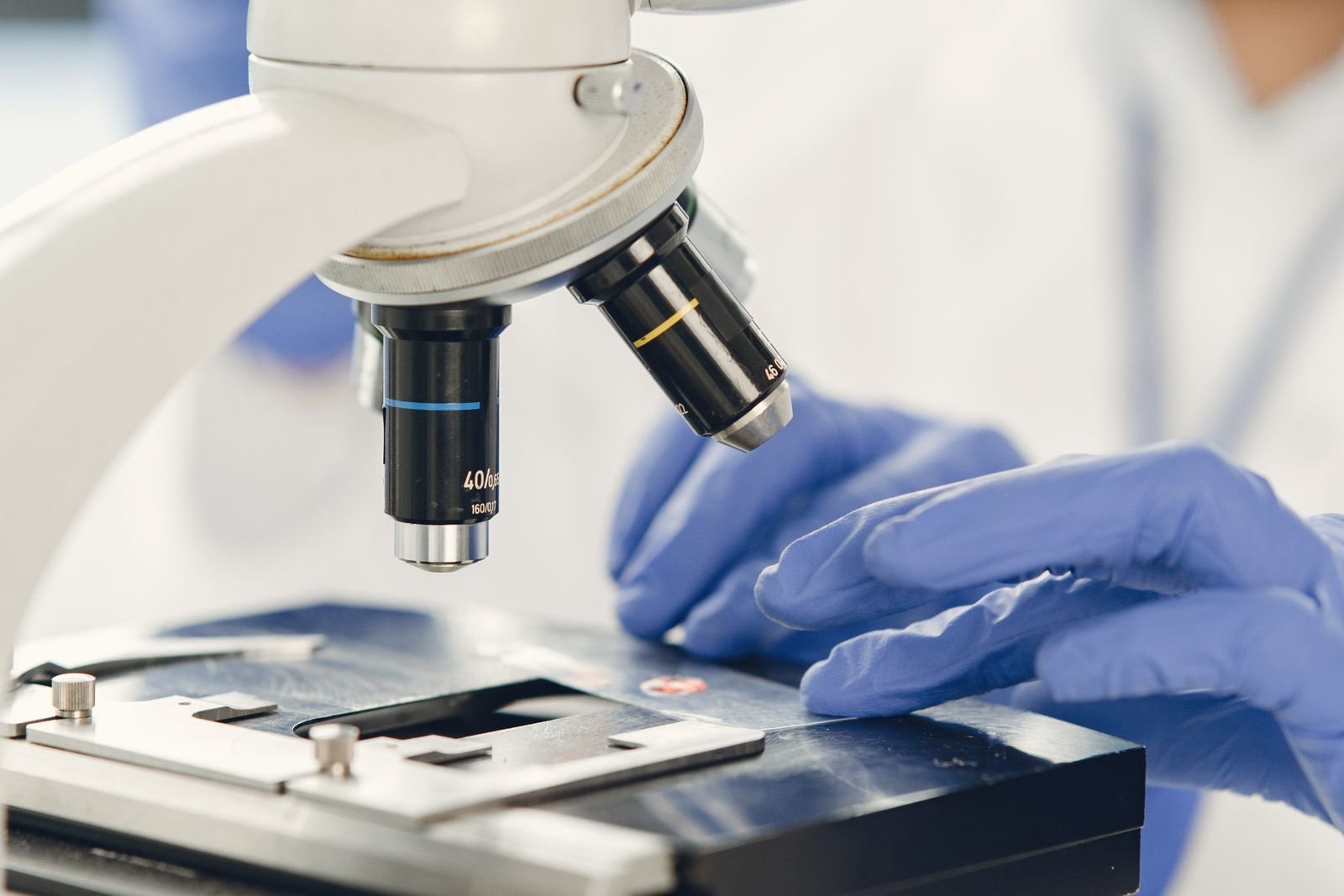 AI Oral Cancer Screening: Early Warning or False Alarm? Close-up view of a scientist examining a specimen under a microscope in a laboratory.